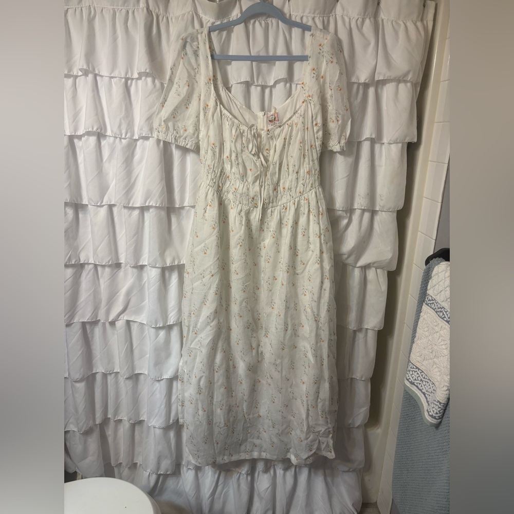 LINENNAIVE Empire Waist Chic White Floral Maxi Dress
